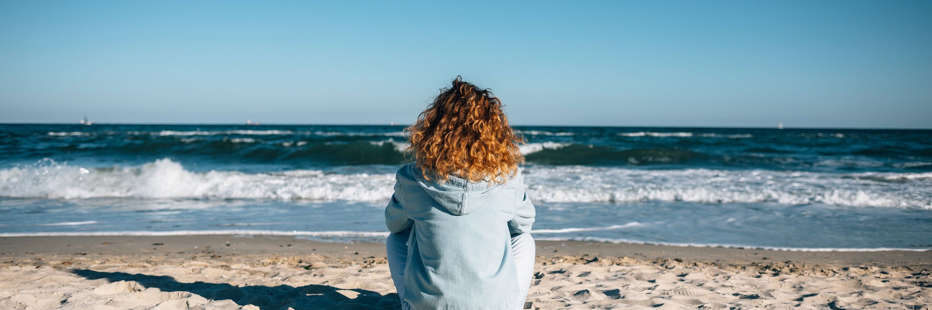 Ung alene på strand